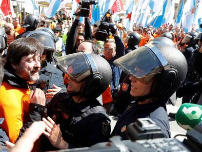 El diputado de Podemos, Rafa Mayoral, en la protesta de los trabajadores de Alcoa de marzo en el Congreso.