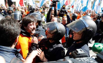 El diputado de Podemos, Rafa Mayoral, en la protesta de los trabajadores de Alcoa de marzo en el Congreso.