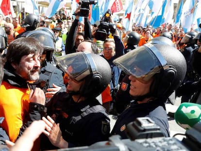 El diputado de Podemos, Rafa Mayoral, en la protesta de los trabajadores de Alcoa de marzo en el Congreso.