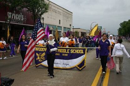 Árabes de Estados Unidos celebran la festividad de <b>Memorial Day</b> en una calle de Dearborn.