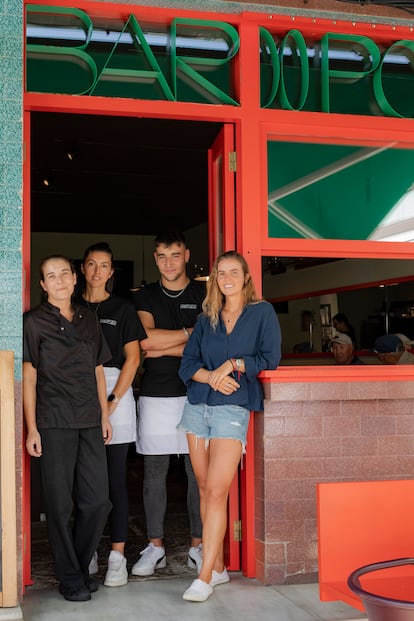 La cocinera Alicia Ríos Millares (a la izquierda), junto a parte de su equipo y Celeste Chipperfield (a la derecha).