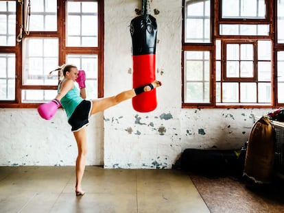 Este tipo de ejercicio fortalece cinturón abdominal y define la musculatura.GETTY IMAGES.