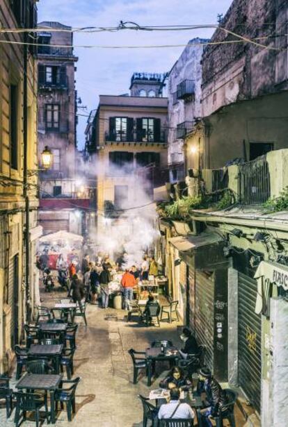 Puestos de comida callejera junto al Mercato della Vucciria de Palermo (Sicilia).