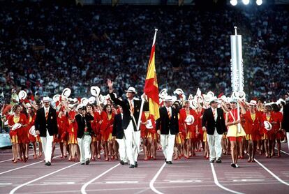 El Príncipe Felipe de Borbón, actual Rey Felipe VI, saluda como abanderado del equipo de España en los Juegos de Barcelona 1992.