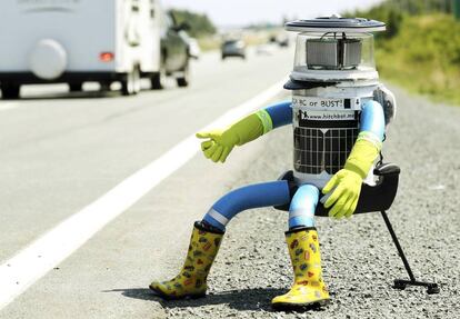 hitchBOT apenas hablaba y su única misión era hacer auto-stop. Llegó a Viajar por Europa y Norteamérica. Fue asesinado en 2015