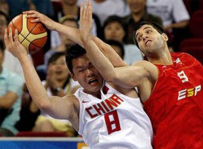 Felipe Reyes pelea por el balón con el chino Zhu.