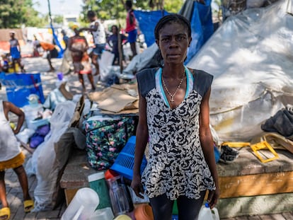 Una mujer en la Plaza Hugo Chávez, donde se refugia de la violencia de la guerra de pandillas en Puerto Príncipe, Haití, el 16 de octubre de 2022.