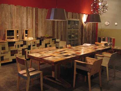 Muebles realizados por el diseñador holandés Piet Hein Eek a partir de restos de madera.