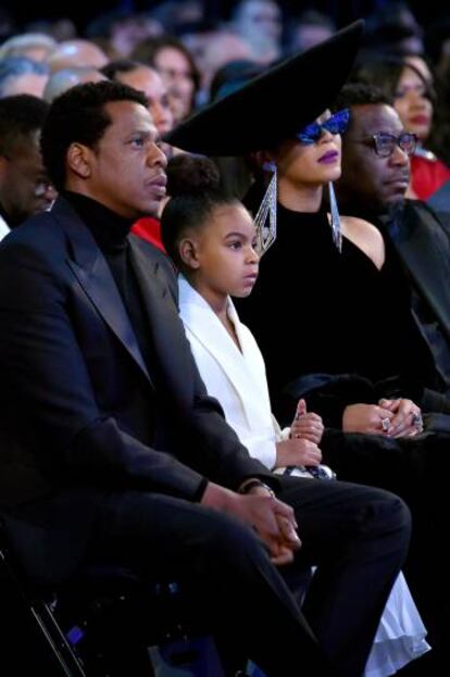 Jay-Z junto a su esposa Beyoncé y su hija Blue Ivy Carter, en los premios Grammy, en Nueva York, en 2018. 