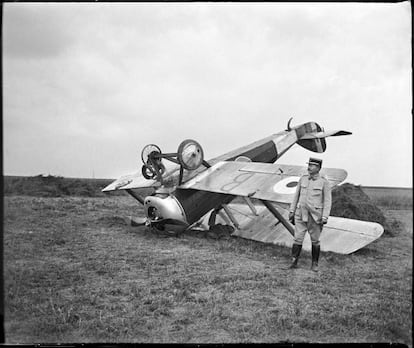 1 de julio de 1917, Un avion inglés en Somme, Francia (nota manuscrita del autor sobre el negativo de vidrio).