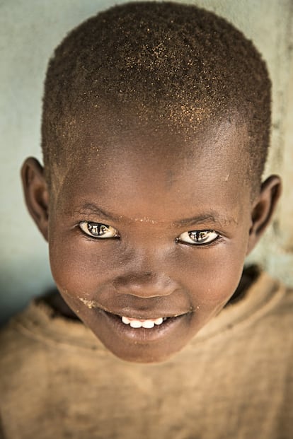 Un niño turkana dedica una sonrisa a la cámara. .