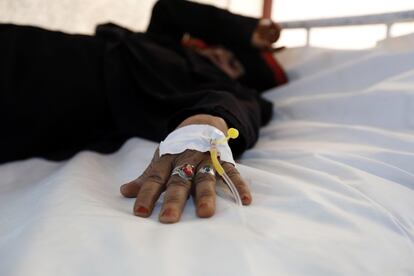 Una mujer enferma de cólera recibe asistencia médica en un hospital en Saná. Yemen sufre un brote de cólera con más de 724.000 casos sospechosos y 1.135 muertes, según informes de la Organización Mundial de la Salud.