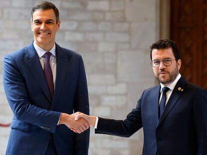 Pedro Sánchez (a la izquierda) y Pere Aragonès, el pasado diciembre en el Palau de la Generalitat, en Barcelona.