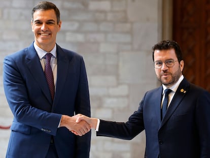 El presidente de la Generalitat, Pere Aragonès, recibe al presidente del Gobierno, Pedro Sánchez, en el Palau.