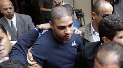 Adriano abandona la Fiscalía tras ser interrogado por la policía, en 2010.