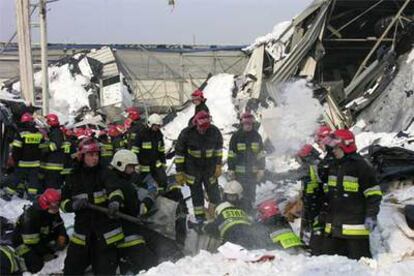 Un grupo de bomberos busca supervivientes en el centro de convenciones de Chorzow, al sur de Polonia.
