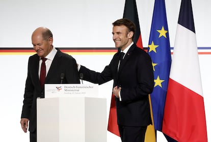 Olaf Scholz y Emmanuel Macron, este domingo en la cumbre francoalemana celebrada en París.