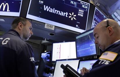 Agentes bursátiles negociando acciones de Walmart