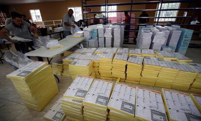 Bloques de papeletas preparadas para las elecciones panameñas del domingo.