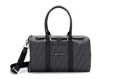 Moda para las mascotas. Fendi presenta un nuevo modelo en su colección Pet Travel, en gris y negro y con el icónico patrón del logotipo FF. La colección, creada en cuero y tela, incluye lo esencial para llevar y transportar a la mascota en un bolso de viaje con una etiqueta personalizable con nombre o iniciales, un collar disponible en tres tamaños, adornado con una placa metálica personalizada con una etiqueta con el logotipo de la marca, una correa y un abrigo de nylon con el mismo estampado. Precio: 1.980 euros. www.fendi.com