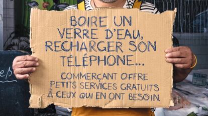 "Beber un vaso de agua, recargar el teléfono... Los comerciantes ofrecen pequeños servicios gratuitos a aquellos que los necesitan".