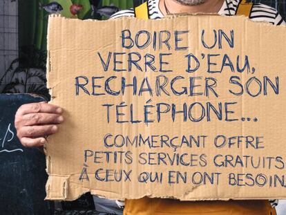 "Beber un vaso de agua, recargar el teléfono... Los comerciantes ofrecen pequeños servicios gratuitos a aquellos que los necesitan".