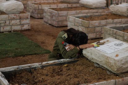 Un soldado llora ante la tumba de un compañero caído durante el conflicto, este jueves en Jerusalén. 
