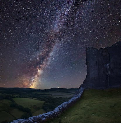 En Brecon Beacons, uno de los tres parques nacionales galeses, esperan las vacaciones perfectas para aficionados a la astronomía, con divertidas actividades al aire libre. Esta zona protegida al sur de Gales ofrece, de día, la oportunidad de salir a caminar, montar en bicicleta de montaña, cabalgar, escalar, volar en ala delta y hacer piragüismo. Cuando la oscuridad cubre montañas, arroyos y pantanos, el entretenimiento viene del cielo. Como Dark Sky Reserve, el parque está protegido de contaminación lumínica. Si hay lluvias de meteoritos u otros fenómenos galácticos, se montan los telescopios. Del 24 al 26 de septiembre, se organizará el Dark Sky Festival 2021, que también tendrá actividades online. <br></br> Más información: breconbeacons.org