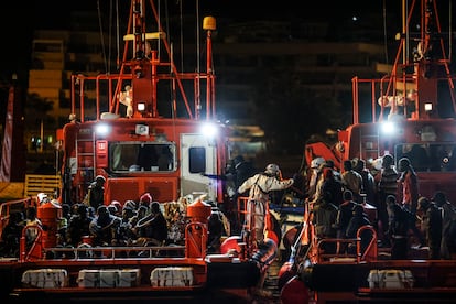 Llegada de migrantes al puerto de Los Cristianos en Tenerife, el miércoles.