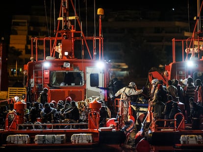 Llegada de migrantes al puerto de Los Cristianos en Tenerife, el miércoles.