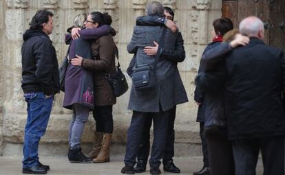 Los padres de la pequeña fallecida, junto con sus allegados tras el funeral 