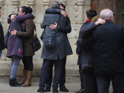 Los padres de la pequeña fallecida, junto con sus allegados tras el funeral 