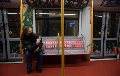 Una pasajera hace fotos a las decoraciones del tren de la Navidad.