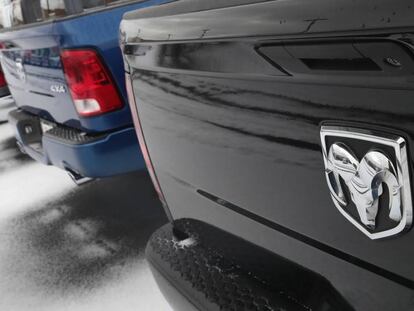 Un modelo del pickup de la marca Ram en un concesionario de Illinois