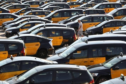 Centenares de taxis parados durante la huelga en el aeropuerto de Barcelona-El Prat.