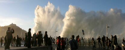 El espectáculo de las olas en el paseo Nuevo de San Sebastián.