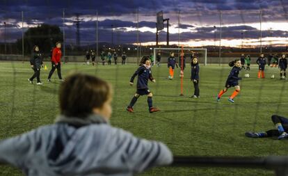 Entrenamiento del equipo femenino benjamín del Valencia CF.