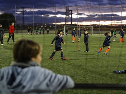 Entrenamiento del equipo femenino benjamín del Valencia CF.