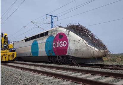 Estado en el que quedó la locomotora del tren Ouigo tras arrancar la catenaria de la línea Madrid-Barcelona, el pasado sábado.