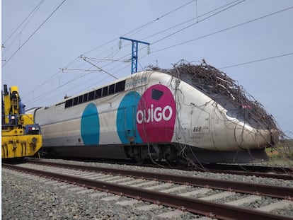 Estado en el que quedó la locomotora del tren Ouigo tras arrancar la catenaria de la línea Madrid-Barcelona, el pasado sábado.