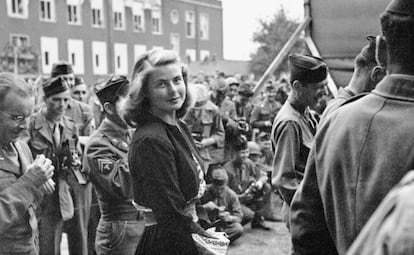 Ingrid Bergman visitó a los militares estadounidenses en Alska durante cinco semanas a comienzos del año 1943, en una gira organizada por su marido Petter. A pesar de que supuso dejar sola a su familia durante las vacaciones, Ingrid y Petter lo vieron como un gesto natural de gratitud a un país que les había dado tanto. En puestos remotos en el norte congelado, Ingrid Bergman recitó pasajes de obras de teatro, cantó canciones suecas populares, firmó autógrafos, y comió y bailó con los hombres alistados. Finalmente, el frío hizo mella en ella y tuvo que abandonar la visita e ingresar en un hospital de Seattle con neumonía.