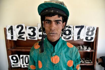 Un jinete se sienta para el pesaje en el hipódromo de Caroubier (Argel).