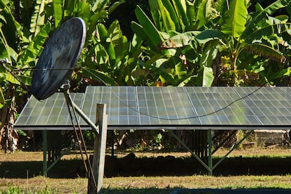 Paneles solares y una antena parabólica en la estación de La Sirena, en el Parque Nacional de Corcovado (Costa Rica).