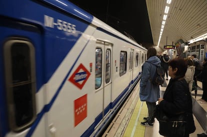 Varios pasajeros en una estación de Metro de Madrid. 
 