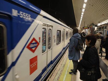 Varios pasajeros en una estación de Metro de Madrid. 
 