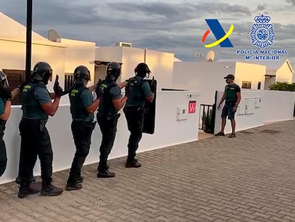 Los agentes de la Guardia Civil, durante la operación antidroga.