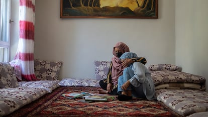 Una madre consuela a su hija adolescente, en junio en Afganistán.