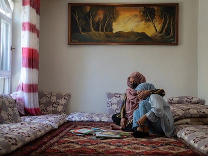 Una madre consuela a su hija adolescente que llora por llevar tres años sin ir a la escuela en Afganistán el 8 de junio.