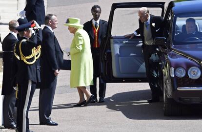 La reina Isabel II i el principe Felip arriben a la capella de Sant Jordi abans de la cerimònia.