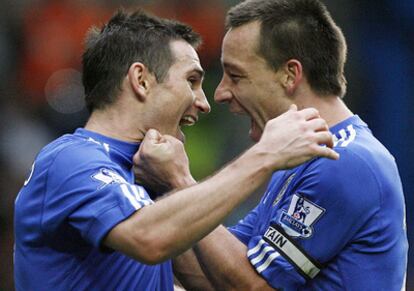 Lampard y Terry celebran uno de los siete goles ante el Aston Villa